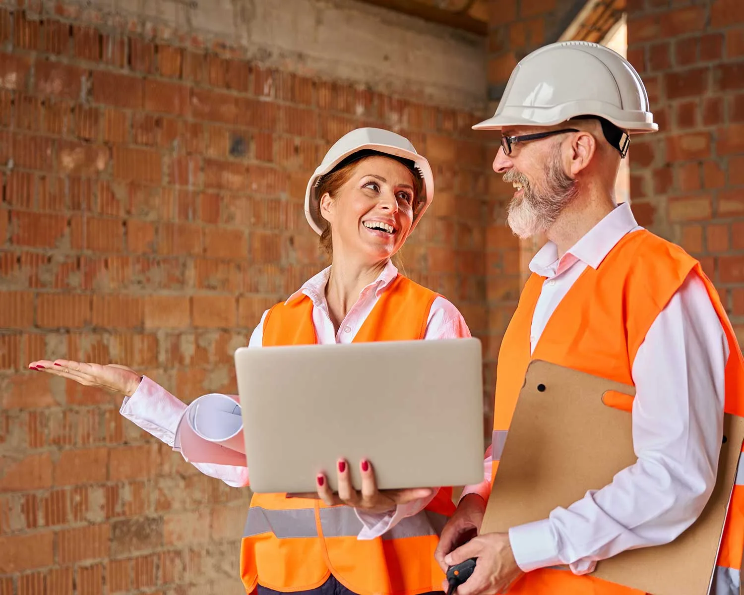Inspector de obra revisando un proyecto de construcción en curso