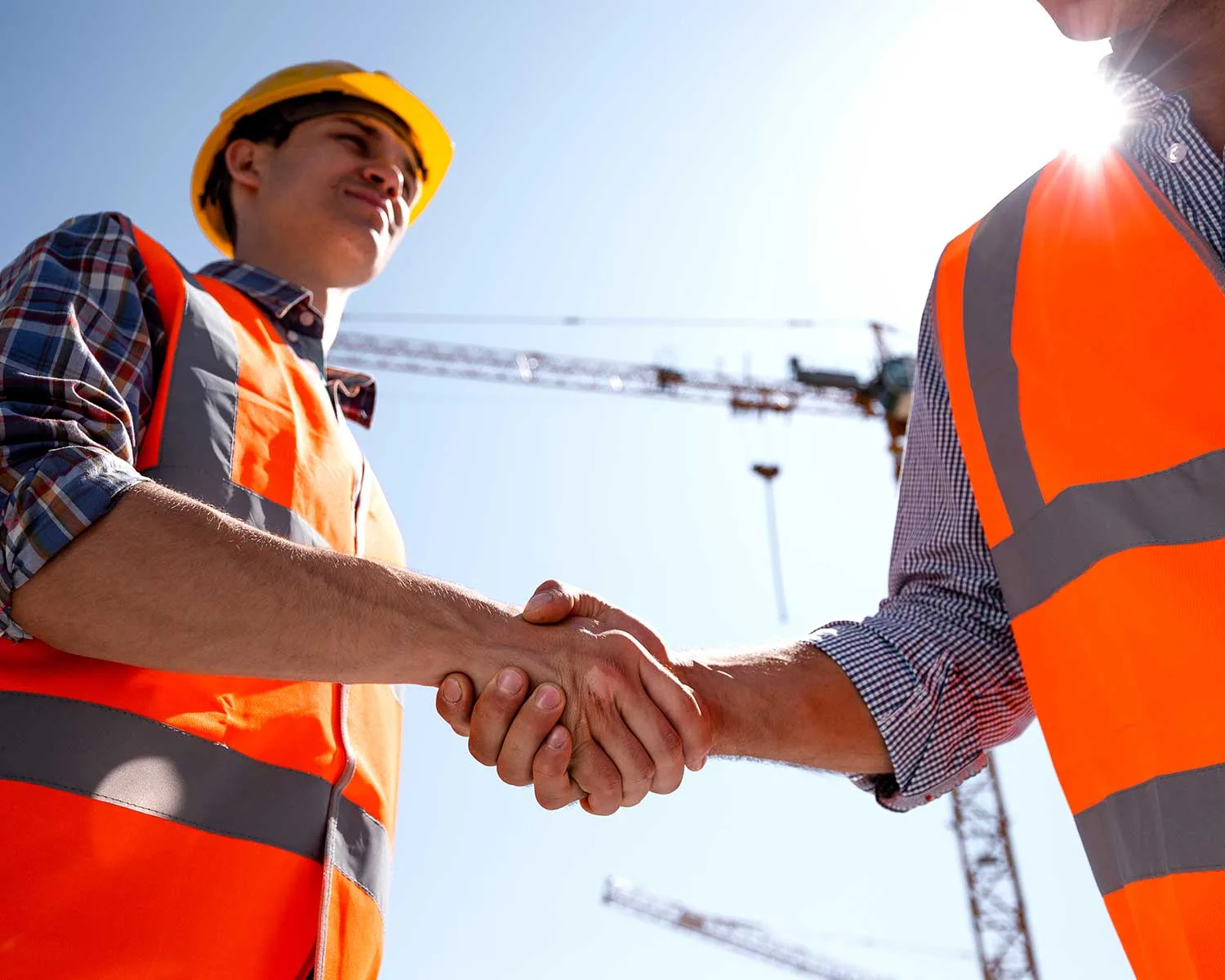 Arquitecto e ingeniero estructural supervisando una obra